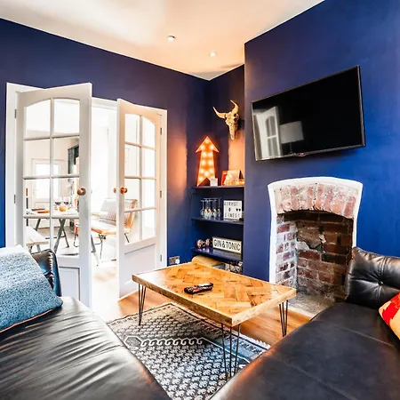 With Airhgt At 3 Bedroom House Near The Stray *