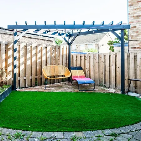 With Airhgt At 3 Bedroom House Near The Stray