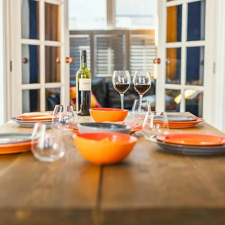 With Airhgt At 3 Bedroom House Near The Stray *