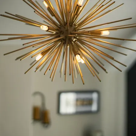 With Airhgt At 3 Bedroom House Near The Stray *