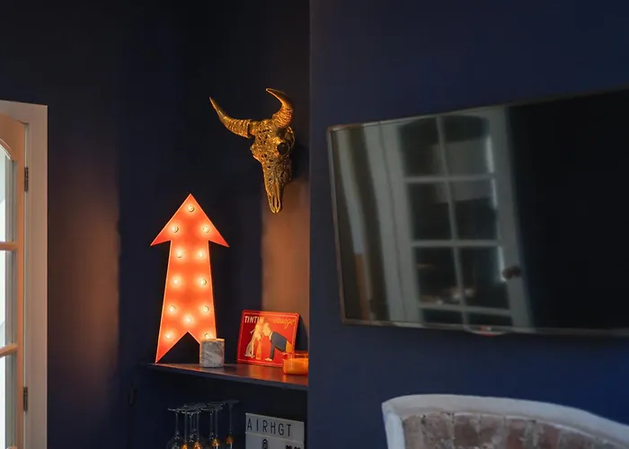 With Airhgt At 3 Bedroom House Near The Stray Holiday home