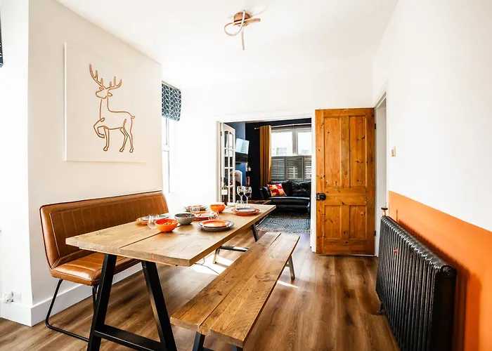 With Airhgt At 3 Bedroom House Near The Stray Holiday home *