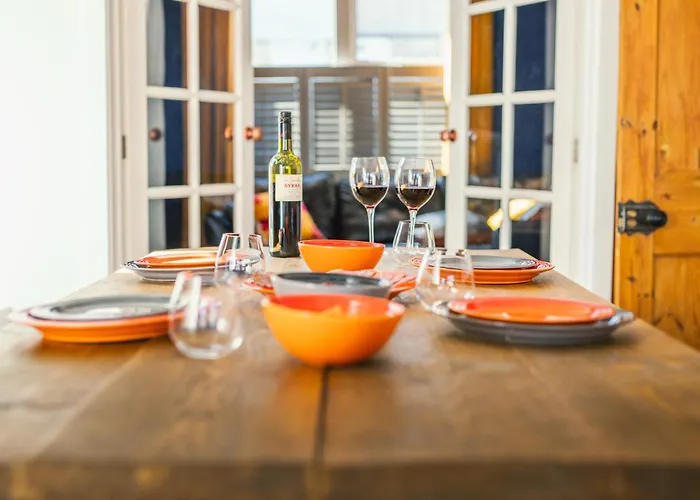 With Airhgt At 3 Bedroom House Near The Stray *