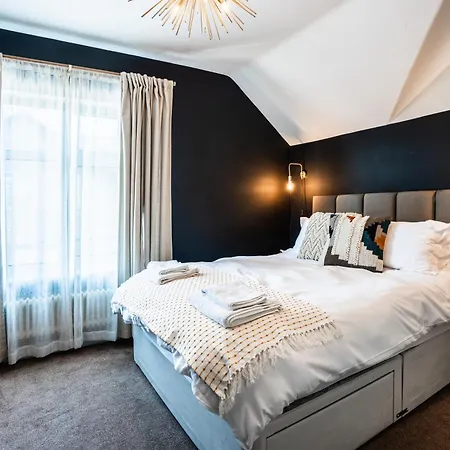 With Airhgt At 3 Bedroom House Near The Stray *