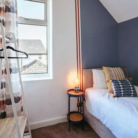 With Airhgt At 3 Bedroom House Near The Stray