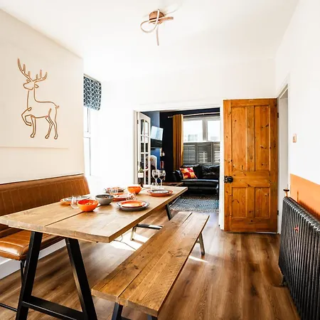 With Airhgt At 3 Bedroom House Near The Stray Nyaraló *