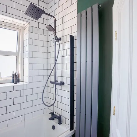 With Airhgt At 3 Bedroom House Near The Stray Harrogate