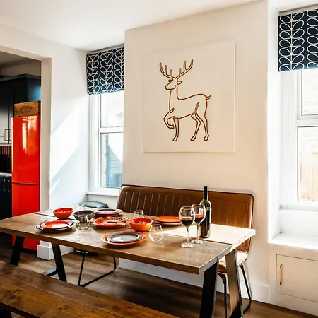 With Airhgt At 3 Bedroom House Near The Stray Harrogate